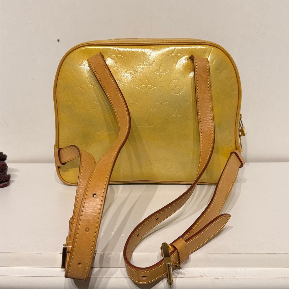 Louis Vuitton Shimmering Gold Bag-pack. Some stain - Picture 10 of 11
